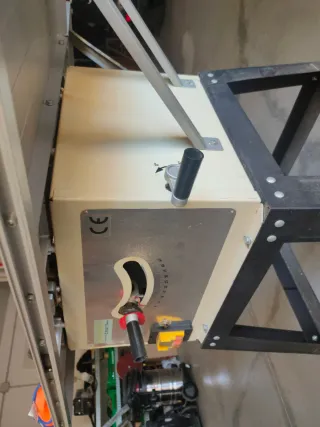 Sierra de mesa con soporte