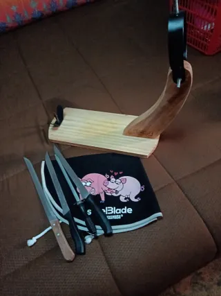 Lote cuchillos jamoneros y tabla