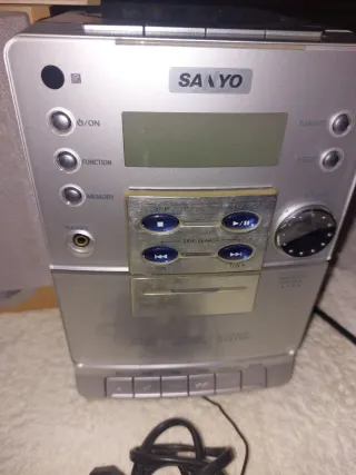 Reproductor CD/Casete Sanyo Plata