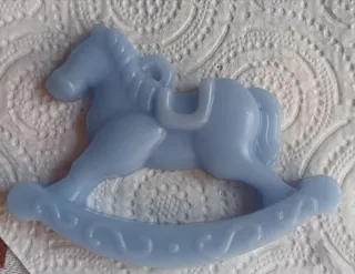 Caballo balancín de jabón azul