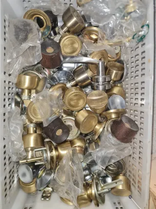 Lote de manillas y pomos de puerta