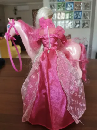 Principessa Barbie non originale a cavallo
