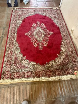 Alfombra de terciopelo roja y beige