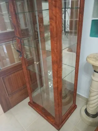 Vitrina de cristal y madera