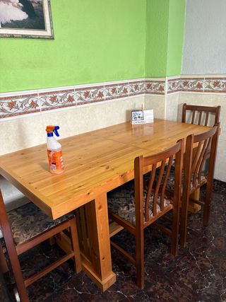 Mesa de comedor de madera con 4 sillas