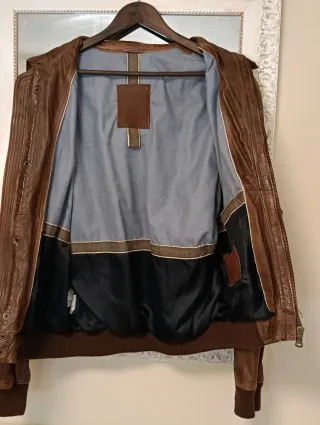 Cazadora de cuero marrón marca Mango