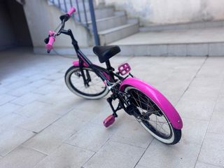 Bicicleta infantil Btwin rosa y negra
