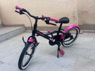 Bicicleta infantil Btwin rosa y negra