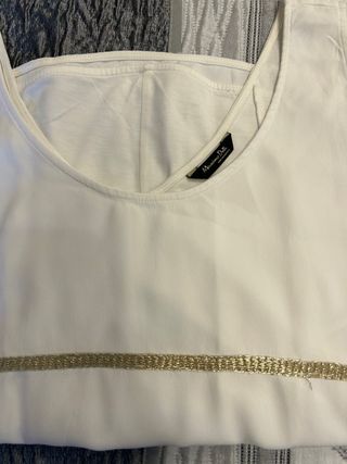 Top Massimo Dutti blanco con detalles dorados