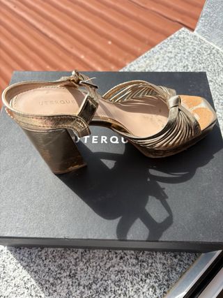 Sandalias de tacón doradas