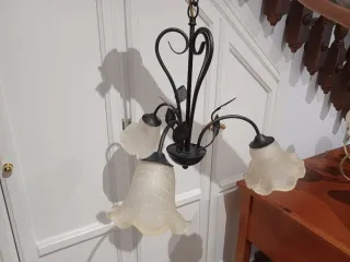 Lámpara de forja negra con tulipas de cristal