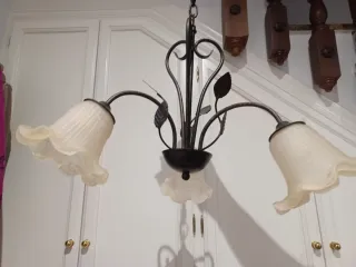 Lámpara de forja negra con tulipas de cristal