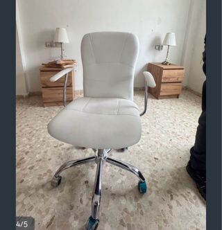 Silla de oficina blanca y plateada