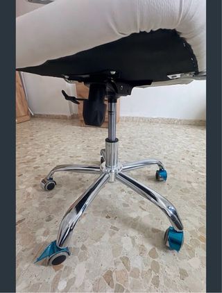Silla de oficina blanca y plateada