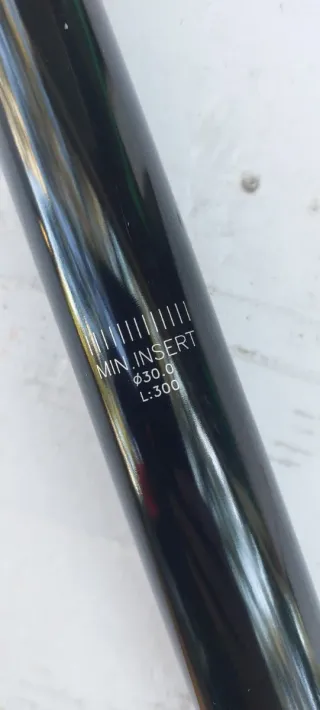 Tija de sillín de bicicleta negra