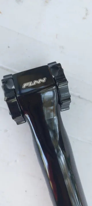 Tija de sillín de bicicleta negra