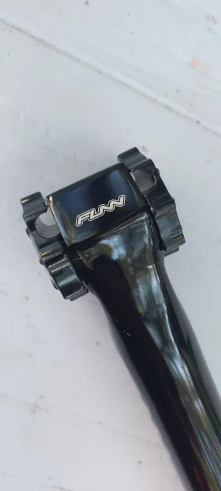 Tija de sillín de bicicleta negra