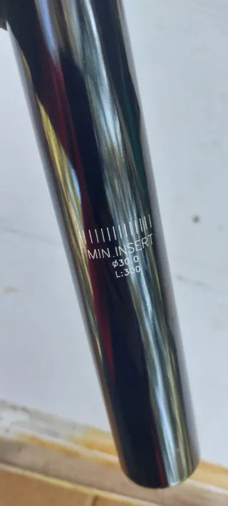 Tija de sillín de bicicleta negra