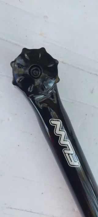 Tija de sillín de bicicleta negra