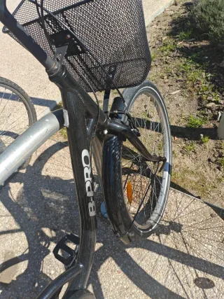 Bicicleta de paseo negra con cesta