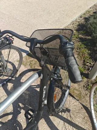Bicicleta de paseo negra con cesta