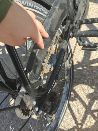 Bicicleta de paseo negra con cesta