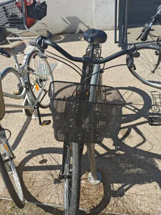 Bicicleta de paseo negra con cesta