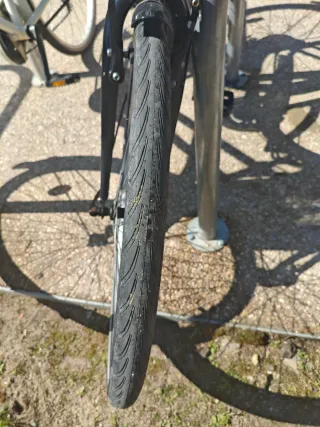 Bicicleta de paseo negra con cesta