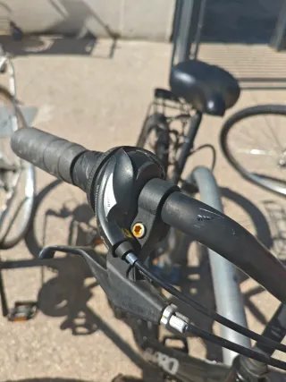 Bicicleta de paseo negra con cesta