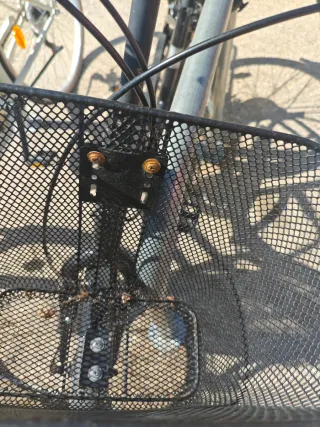 Bicicleta de paseo negra con cesta