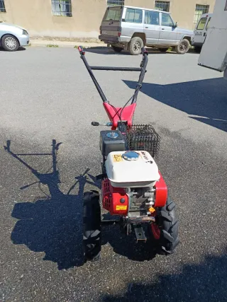 Motoazada con arado y rueda