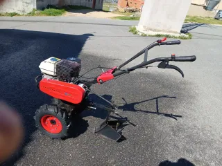 Motoazada con arado y rueda