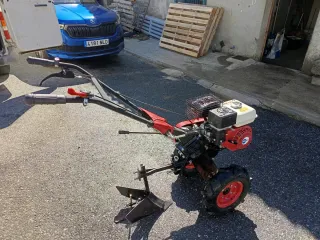 Motoazada con arado y rueda