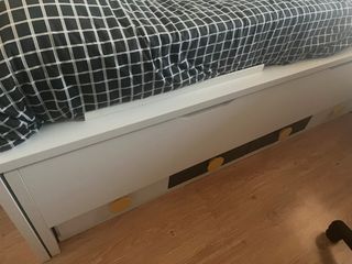 Cama nido blanca con detalles amarillos