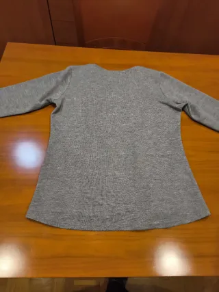 Camiseta gris con estampado de mujer