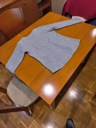 Camiseta gris con estampado de mujer