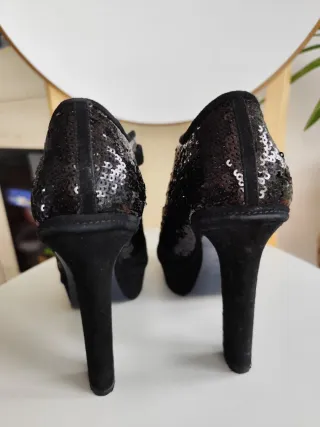 Zapatos de tacón negros con lentejuelas