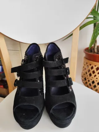 Zapatos de tacón negros con lentejuelas