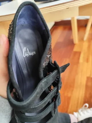 Zapatos de tacón negros con lentejuelas
