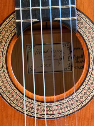 Guitarra artesana fondo y aros de ciprés.