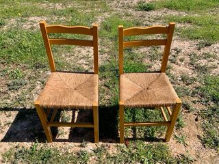Mesa y 2 sillas de madera