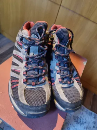 Botas de montaña Columbia grises y rojas