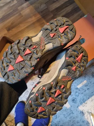 Botas de montaña Columbia grises y rojas