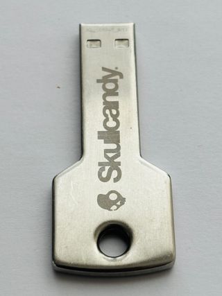 Pendrive USB 4GB Skullcandy llave metalica