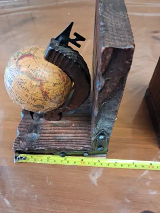 Soportes de libros con globos terráqueos