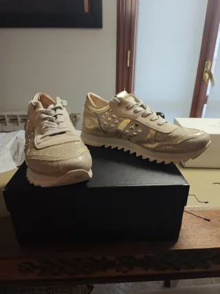 Zapatillas Apepazza doradas caladas