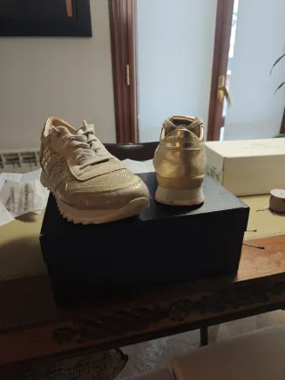 Zapatillas Apepazza doradas caladas