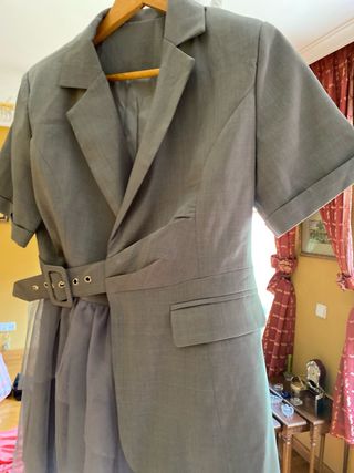 Vestido gris con cinturón y falda tul
