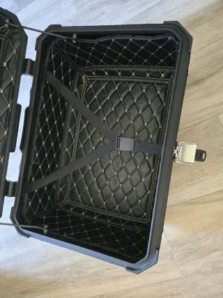 Baúl Moto 65L Negro Interior Acolchado