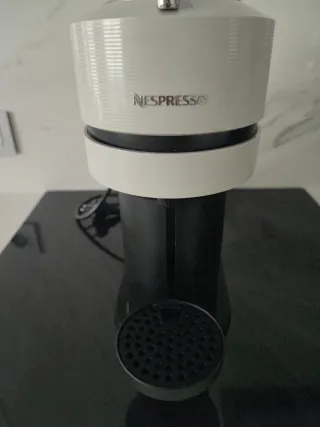 Cafetera Nespresso gris perla